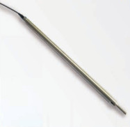 YS-L100光纖光柵裂縫傳感器也稱光纖光柵裂縫計(jì)，它采用不銹鋼外殼設(shè)計(jì)，具有測量精度高、抗壓抗剪切能力強(qiáng)等優(yōu)點(diǎn)，可長期布設(shè)在混凝土結(jié)構(gòu)物或其他材料結(jié)構(gòu)物內(nèi)部及表面，測量結(jié)構(gòu)物伸縮縫或周邊縫的開合度。