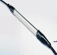 YS-T100鎧裝型光纖光柵溫度傳感器是采用雙端出纖型，具有結(jié)構(gòu)堅固的優(yōu)點，防火防爆，應(yīng)用于油罐、電纜、混凝土測溫以及隧道、消防等溫度測量領(lǐng)域。