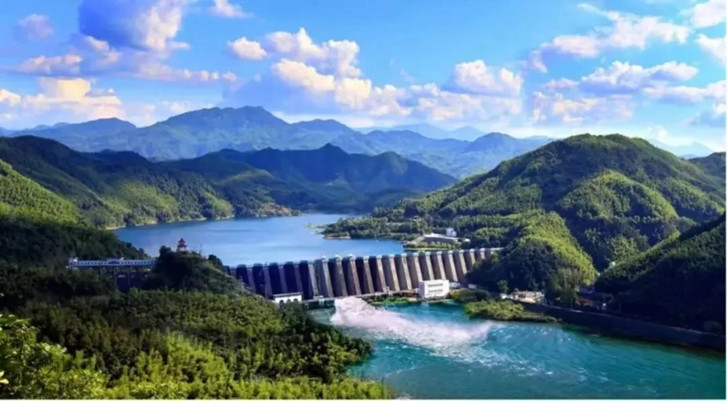 佛子嶺水庫是新中國建設(shè)的第一座鋼筋混凝土連拱壩，被譽(yù)為“新中國第一壩”、“亞洲第一壩”、“遠(yuǎn)東第一高壩”，令國內(nèi)外水利工程界嘆為奇跡，為新生的共和國贏得了巨大的聲譽(yù)。.jpg