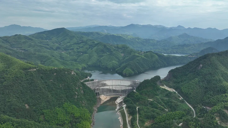 白蓮崖水庫位于淮河南岸支流淠河?xùn)|源西支流——漫水河上，安徽省霍山縣大化坪鎮(zhèn)境內(nèi)。白蓮崖水庫不僅為下游佛子嶺水庫攔洪削峰，更是以它4.6億立方米的總庫容、745平方千米的流域面積為上游生物提供了棲息的家園。.jpg